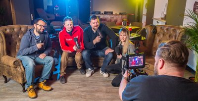 Der Filmemacher David Brückner, Tino Dörner-Quarch, Chris Lässig und Jasmin Dittrich (von links) bei der Aufzeichnung einer Folge des Chemnitz-Podcasts "Brühlgeflüster", den Lässig im vergangenen Herbst an den Start gebracht hat. .