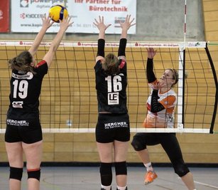 Nicht nur für Claudia Preußner (rechts), sondern auch für alle anderen Spielerinnen des VC Zschopau war es aufgrund der Größe schwer, den Engelsdorfer Block zu überwinden.