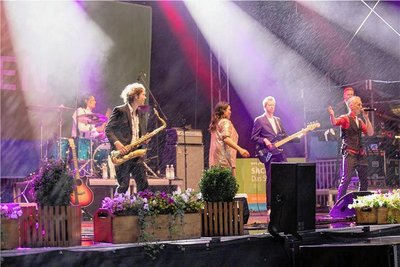 Egal welches Wetter: Die Hermes House Band rockte am Abend den Obermarkt.
