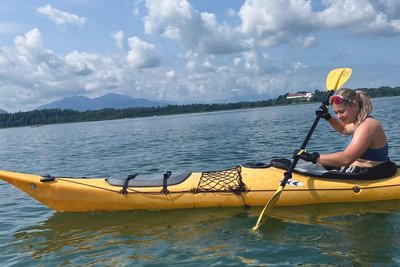 Auf dem Chiemsee fühlen sich die Trainingseinheiten im Sommer manchmal wie Urlaub an. Aber auch nicht wirklich. Denn das Trainingspensum von Charlotte Böhme aus Carlsfeld ist hart.