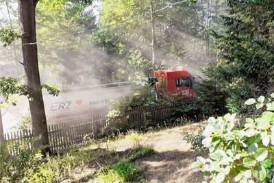 Ein Laster fährt am Grundstück der Wendlers vorbei, Staub liegt in der Luft.