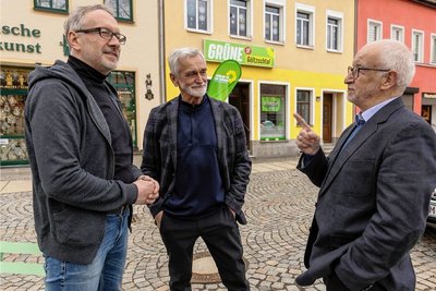 Olaf Horlbeck, Volkmar Ihle und Landtagsabgeordneter Gerhard Liebscher (von links) von den Bündnisgrünen an ihrem Bürgerbüro.