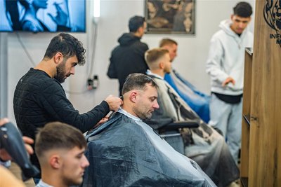 Volles Haus. Kurz nach 10 Uhr waren am Donnerstag alle Plätze im Barbershop belegt. Das sei normal, meint der Chef. An diesem Tag ließ sich niemand den „Edgar“ schneiden.