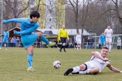 Concordias Doppeltorschütze Arjuna Sundar Duran (links) zieht hier ab, Wackers Sascha Reyer wirft sich in den Schuss.