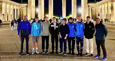 Marienbergs Tischtennis-Team am Brandenburger Tor: Trainer Toni Krauß, Jason Jay Börner, Simon Storch, Raphael Rau, Marco Ullmann, Johann Weidauer, Jonas Krug, Ari Richter und Lehrer Markus Rasser (v. l.).