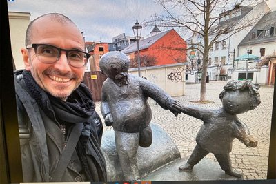 Dr. Mark Benecke ist ein Fan von Erich Ohser alias e.o.plauen. In Plauen ist ihm der Künstler auf Schritt und Tritt begegnet.