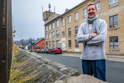 Unscheinbar von außen: Das Gebäude, in dem die Firma Studio U & N Textil GmbH in Jahnsdorf produziert – mit 18 Näherinnen und Geschäftsführer Frieder Weißbach.