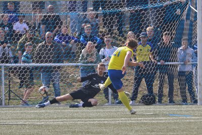 Mit einem umstrittenen Elfmeter brachte Oliver Hegewald Dresden Laubegast mit 2:1 in Führung. Dominik Reissig im Glauchauer Tor hatte das Nachsehen.