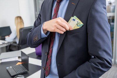 Geld gegen Vorteilsgewährung? Das steht unter Strafe.