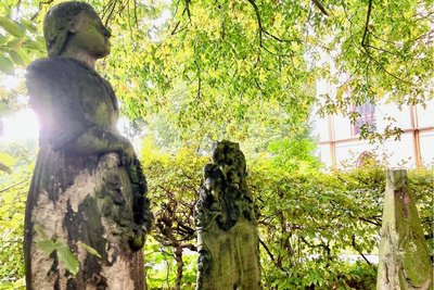 Auf dem Friedhof in Lößnitz wird am Sonnabend eine Ausstellung zum Thema „Die Farben der Trauer“ eröffnet.