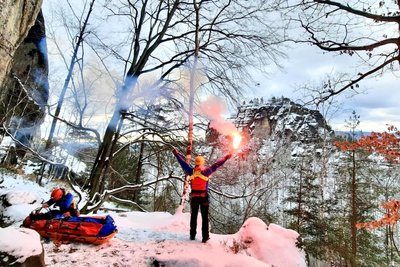 Die Retter der Bergwacht Bad Schandau leisteten bei dem jungen Mann zunächst Erste Hilfe. Dann lotsten sie den Rettungshubschrauber möglich nah an die Unglücksstelle heran.