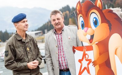 Generalmajor Andreas Pernsteiner vom Bundesheer und OK-Chef Franz Berger (neben Maskottchen Burli) hoffen auf eine hochklassige WM.