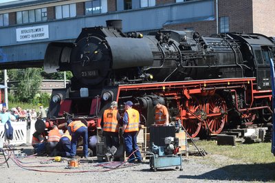Eine historische Lokomotive der Baureihe 23 wurde am Mittwoch am Rande des Sächsischen Eisenbahnmuseums geborgen, die wenige Tage zuvor während einer Veranstaltung entgleist war.
