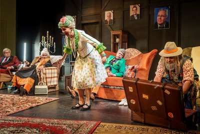 Vor einer besonderen Herausforderung steht das Schauspielensemble des Eduard-von-Winterstein-Theaters im Schauspiel „Ewig jung“: Sie spielen sich selbst, in die Jahre gekommen und im Theater wohnend – ihrer Seniorenresidenz.