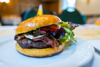 Der Klassikburger der Sportgaststätte Leukersdorf besteht aus Fleisch vom Biohof, Briochebrötchen von einer regionalen Bäckerei, Sauce, Bacon, Käse, Tomate, Zwiebel und Salat.