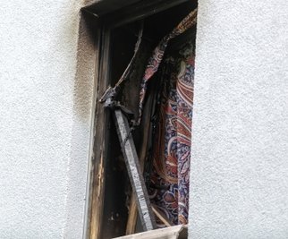 Einen Tag nach dem Brand im Mehrfamilienhaus mit acht Wohnungen kann man die Gefahr nur noch erahnen. 