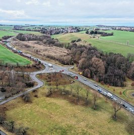 Wegen der Sperrung der Autobahn wichen viele Autofahrer auf die S 290 aus. Auch in Neukirchen (Foto) kam es dadurch zu Stau. 
