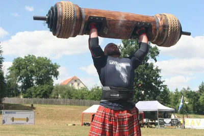 Nico Freudenberg stemmt einen sogenannten Log, 150 Kilogramm schwer.
