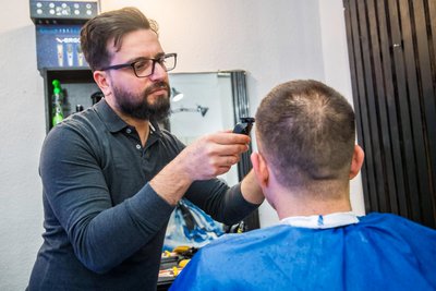 Ali Jabbar bei der Arbeit. Am Anfang war er allein im Laden, jetzt hat er sieben Mitarbeiter. Trotzdem sitzt er nicht nur im Chefbüro.