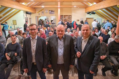 Die beiden Bürgermeisterkandidaten Philipp Sandner (links) und Wolfgang Schädlich (Mitte) mit Freie Presse-Redakteur Thorald Meisel beim Freie Presse-Forum im Sportlerheim Hammerbrücke.