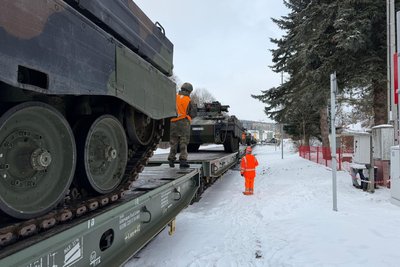 Verlegung auf einen Übungsplatz: Schützenpanzer Marder wurden Ende Februar im Bahnhof Marienberg auf einen Militärzug verladen.