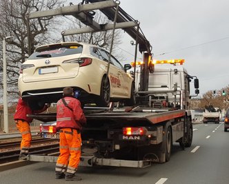 Im Gleisbett geendet ist die Fahrt eines Taxis der Marke Toyota an der Pausaer Straße in Plauen am Dienstagmorgen.