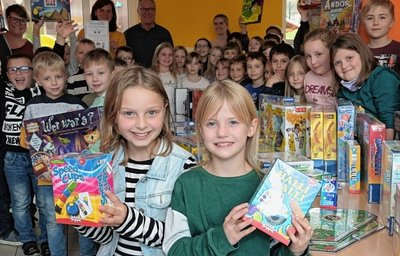 In Neustädtel freuen sich die Kinder über die neuen Spiele - vorn links Merle Völkel und vorn rechts Joela Haas. 