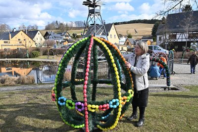 In Zschorlau wird bereits österlich geschmückt. Im Bild Petra Bartella.