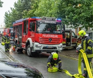 Nach drei Stunden konnten die Feuerwehrleute abrücken, im Einsatz waren auch zwei Notärzte und mehrere Rettungswagen. 