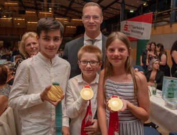 So gefällt das Bobfahrer Francesco Friedrich: Der vierfache Olympiasieger hatte seine Goldmedaillen mitgebracht, um junge Sportler zu motivieren. Bei den drei Mylauer Eisschnelllauf-Talenten scheint es zu funktionieren.