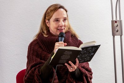 Diana Feuerbach liest aus dem Buch „Carbon - Ein Lied von Donezk“, das sie übersetzt hat.