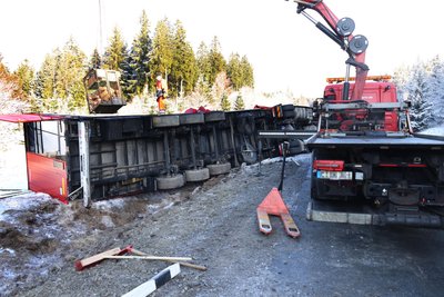 Die Fahrbahn musste zur Bergung des Lkw voll gesperrt werden.