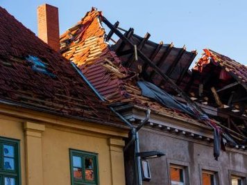 Am Tag nach dem schweren Sturm wird das ganze Ausmaß der Zerstörung sichtbar.