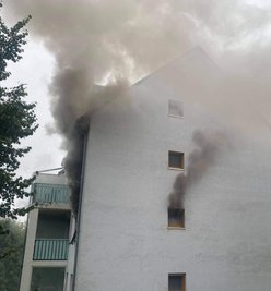 Den Nachbarn ist es offensichtlich zu verdanken, dass beim Wohnungsbrand am Samstag in der Kreisstadt keine Menschen starben. 