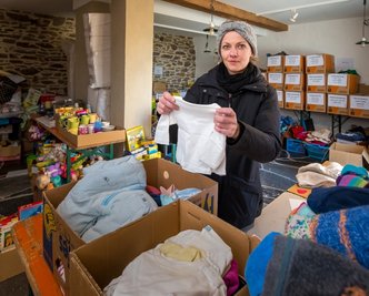 Christiane Schlegel, die Leiterin des Zschopauer Kultur- und Tourismusbetriebes, hat im Schloss Wildeck in Zschopau schon viele Hilfsgüter für die Ukrainer sortiert.