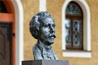 Die Verehrung für Karl May ist inHohenstein-Ernstthal in Stein gemeißelt.