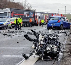 Mit dem blauen Suzuki war eine 82-jährige Geisterfahrerin unterwegs. Sie und ein 52-jähriger Audifahrer starben, nachdem ihr Auto frontal mit dem entgegenkommenden Audi zusammengestoßen war. 