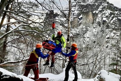 Der verletzte Mann aus Dresden wurde in einen Luftrettungssack gepackt und gemeinsam mit einem Luftretter hoch zum Hubschrauber gezogen.