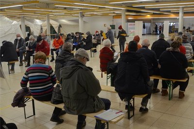  Inzwischen können die Impfwilligen in Eich im Sitzen warten, mehrere Stunden Wartezeit muss man jedoch immer noch einplanen.