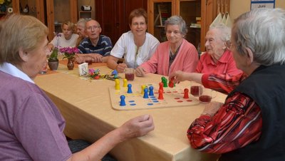 Ein Brettspiel, mit dem sich in der Tagespflegeeinrichtung "Villa Carola" die Senioren sowie die Mitarbeiterin Claudia Teicher (4. v. r.) immer wieder gerne die Zeit vertreiben: "Mensch ärgere Dich nicht".