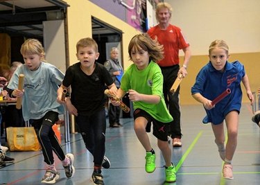 Skadi, Eddy, Richard und Annie (von links) wurden beim Hallen-Leichtathletiksportfest von Michael Sandmann (hinten) vom SV Vorwärts Zwickau auf die Staffelrunde geschickt. Dieser Wettbewerb war der Höhepunkt beim Wettkampf der Grundschulen.
