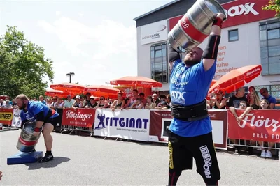 Nico Freudenberg stemmt ein 100 Kilogramm schweres Bierfass.