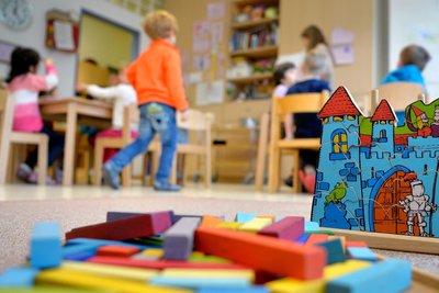 Kita-Betreuung ist in Sachsen zunehmend teuer geworden - auch wenn die Geburtenzahlen längst sinken.