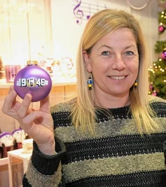 Susann Kaufmann vom Team im Gartencenter Gebrüder Roth in Zwönitz hält die neue FCE-Kugel in der Hand.