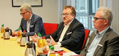 Kommunikationsberater Dirk Popp, Vorstand Andreas Fohrmann und stellvertretendes Vorstandsmitglied Rudolf Fischer (von links) auf der Krisen-Pressekonferenz der Sparkasse Zwickau am Mittwoch. 