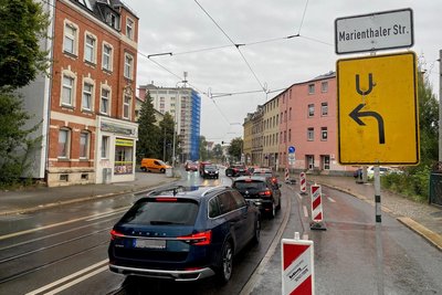 Autofahrer müssen nach links in die Goethestraße abbiegen, um das Stadtzentrum zu erreichen.