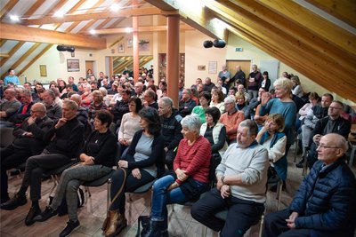 Rund 200 Gäste verfolgten die Debatte im Sportlerheim in Hammerbrücke.