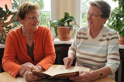 Blättern Luise-Maria Oesen (links) und Renate Hufnagl aus Thalheim in alten Schulunterlagen, gibt es auch viel zu lachen. Gemeinsam bereiten sie derzeit ihr Klassentreffen vor. Ihr ehemaliger Mitschüler Hellmuth Karasek hat ihnen allerdings eine Absage erteilt.