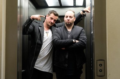 Rico Einenkel (l) und Sebastian Seidel am Dienstag in Chemnitz in einem Fahrstuhl.