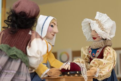Ein Figurentheaterstück über Barbara Uttmann wird am Sonnabend in Geyer gezeigt.